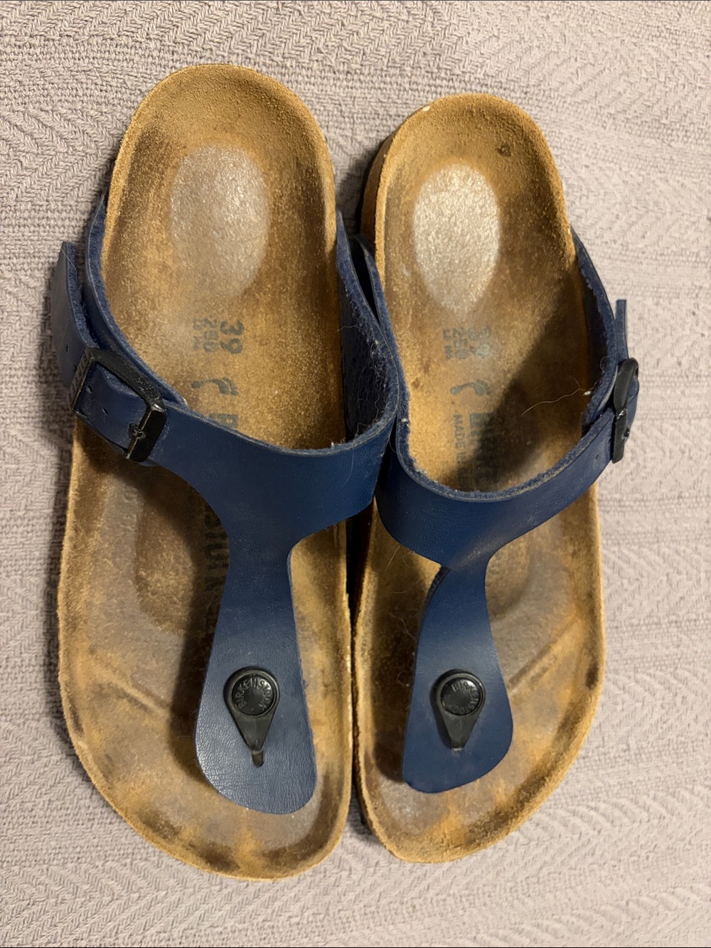 Birkenstock Gizeh navy blue 40
Narrow